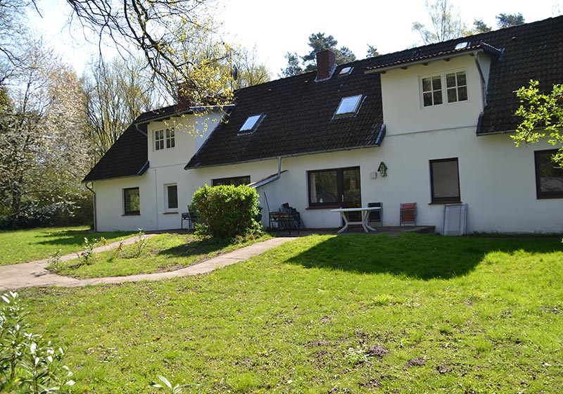 Mehrfamilienhaus Hausansicht mit Zugängen