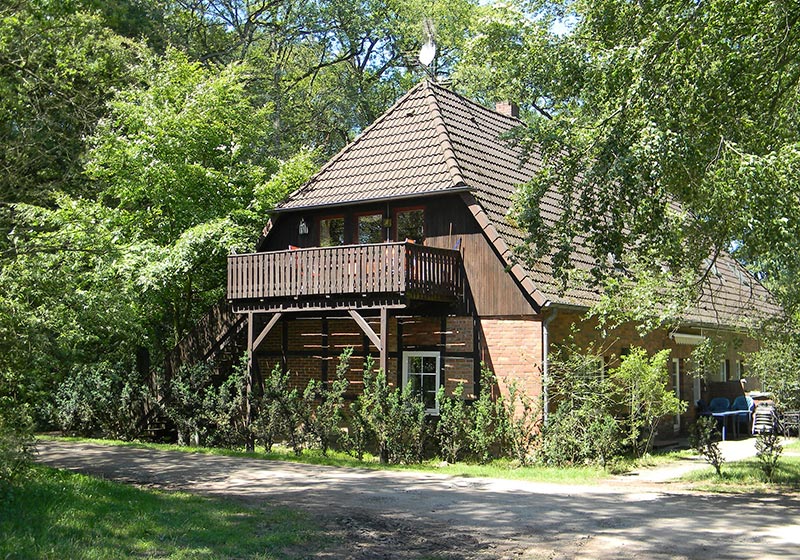 Altech Backstein-Fachwerkhaus mit Balkon am Waldrand