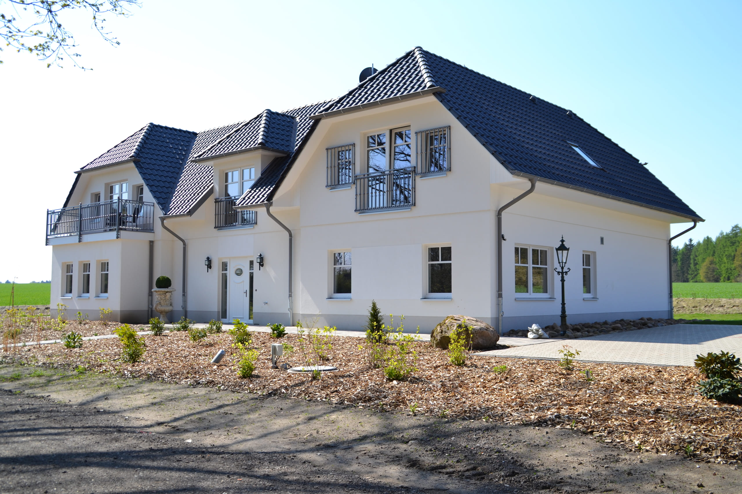 Modernes Doppelhaus mit Balkon