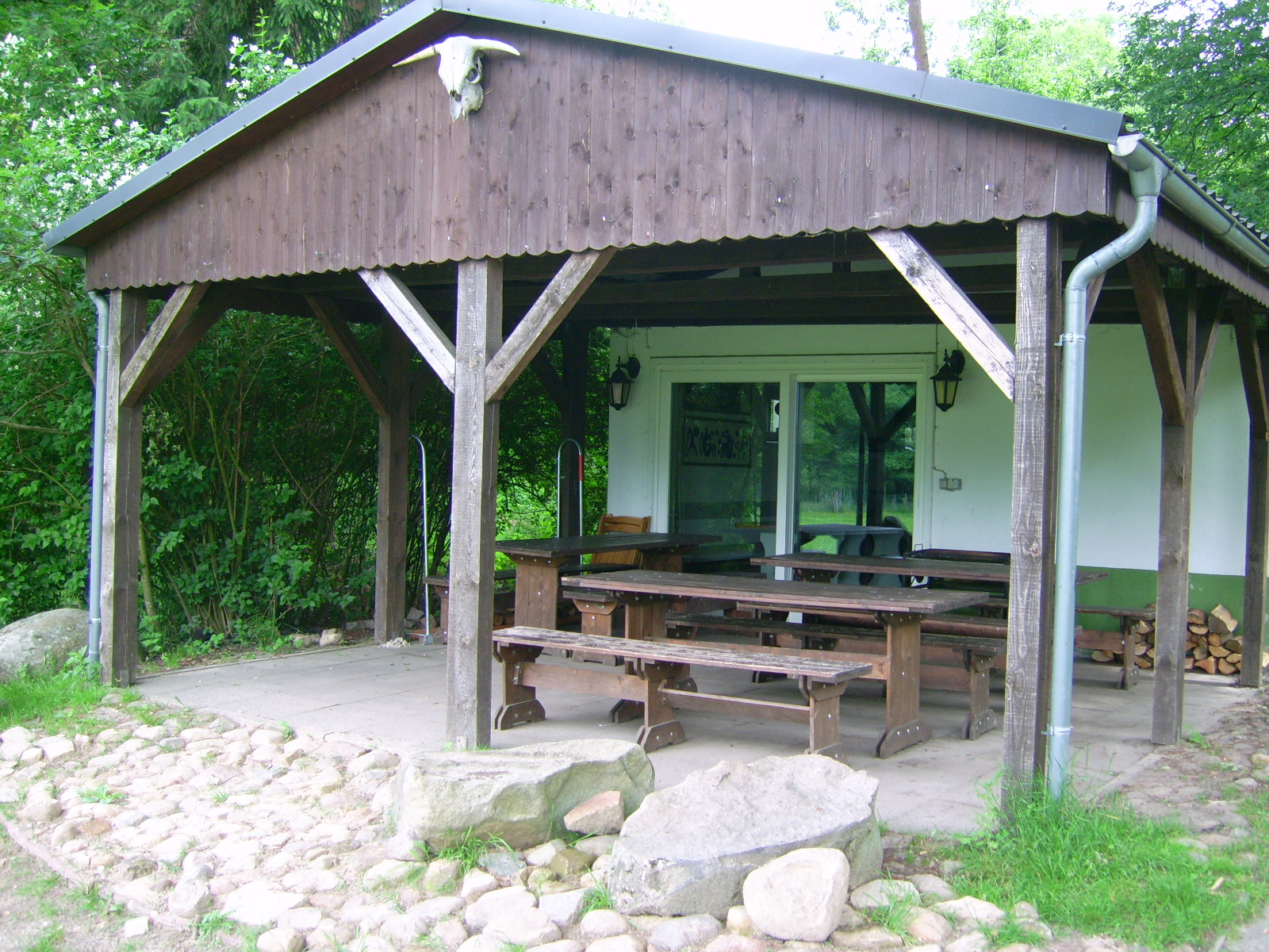 Gartenhaus mit Holzvordach
