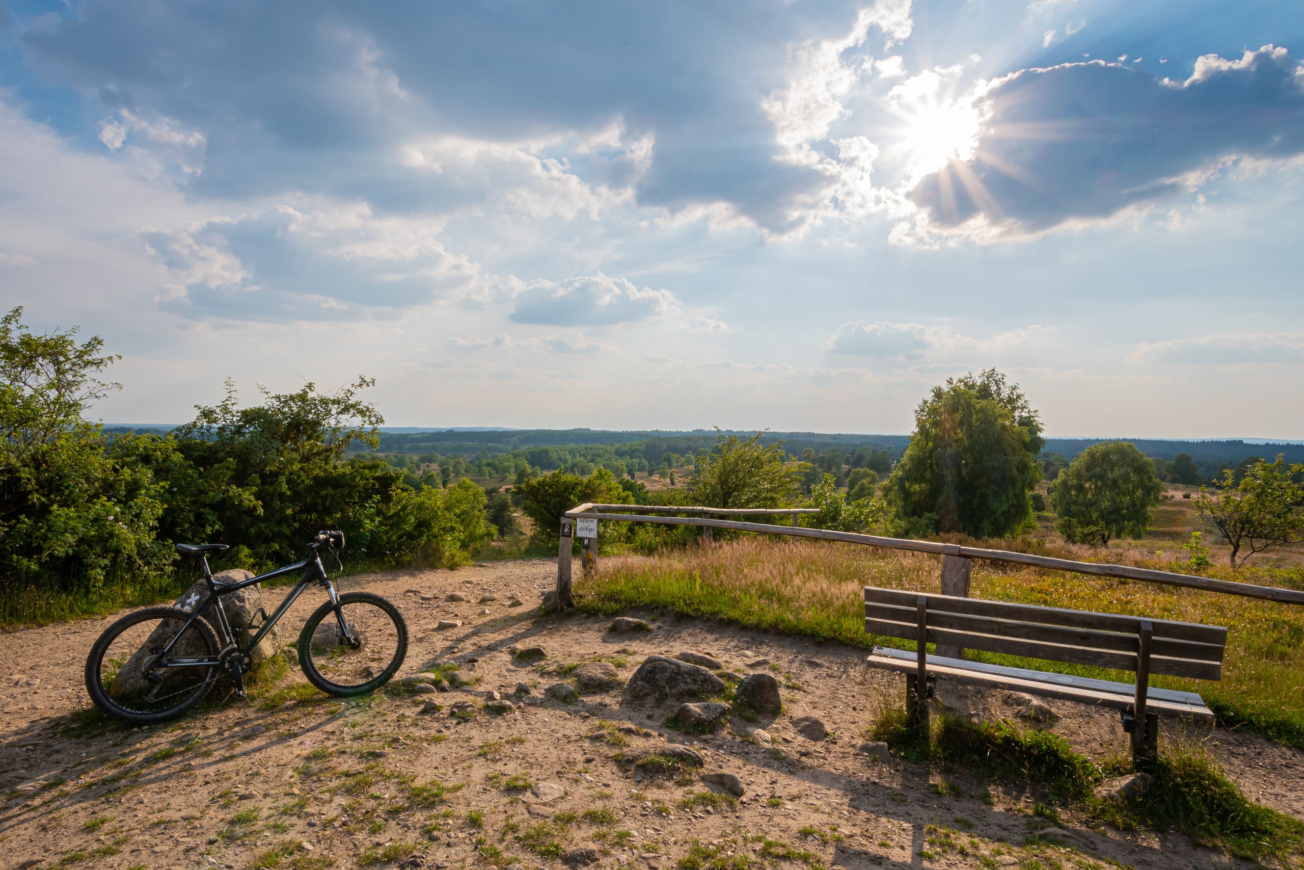 Fahrrad abgestellt an Aussichtsbank