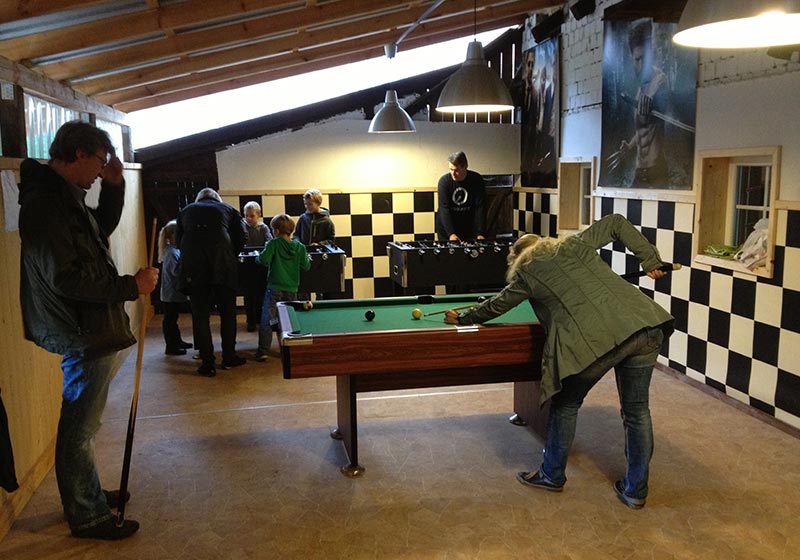 Billardplatte wird bespielt