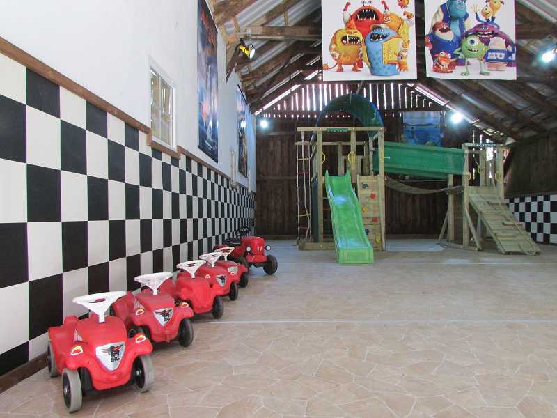 Bobbycars in der Indoor-Spielscheune