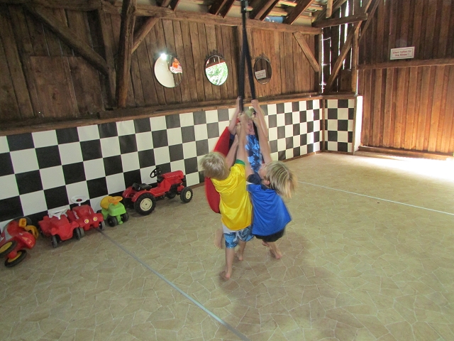 Klettermöglichkeiten mit Seil in der Indoor-Spielscheune