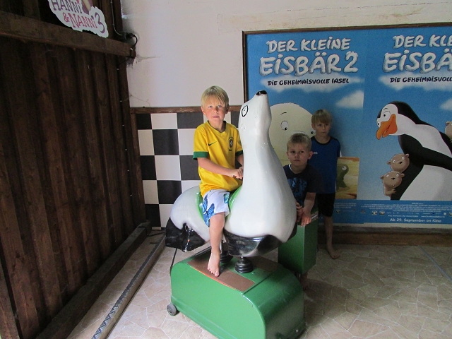 Münzschaukel in der Indoor-Spielscheune