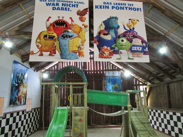 Indoor-Spielscheune mit Klettergerüst und Rutsche