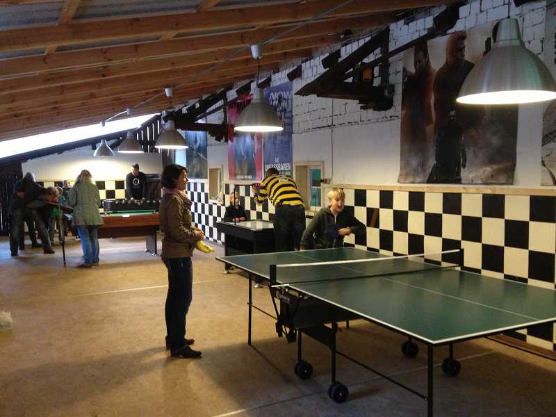 Tischtennisplatte und Billardtisch werden bespielt