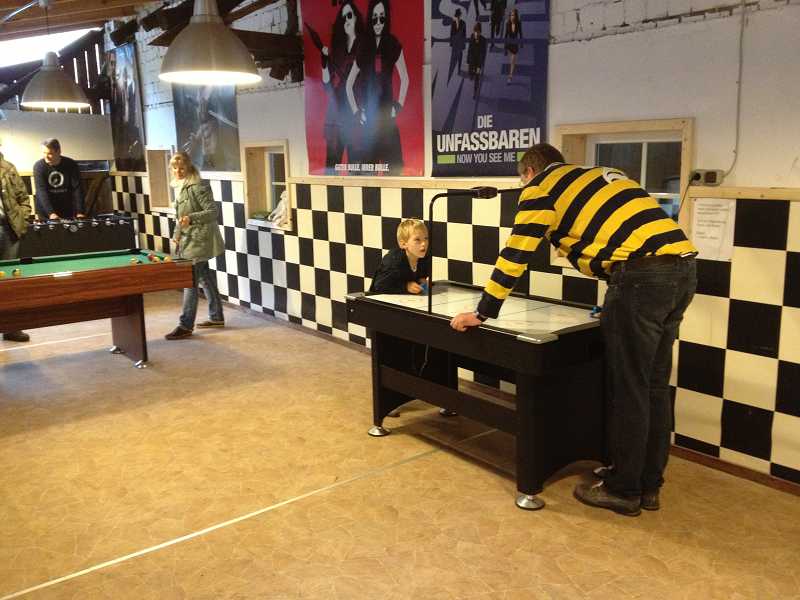 Airhockey in der Allwetterscheune