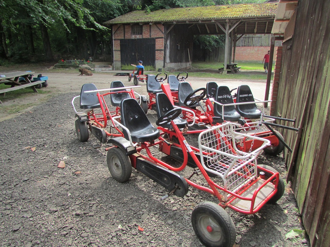 Kettcars geparkt auf dem Hof