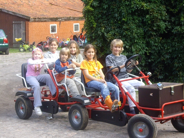 Kinder auf einem Kettcar