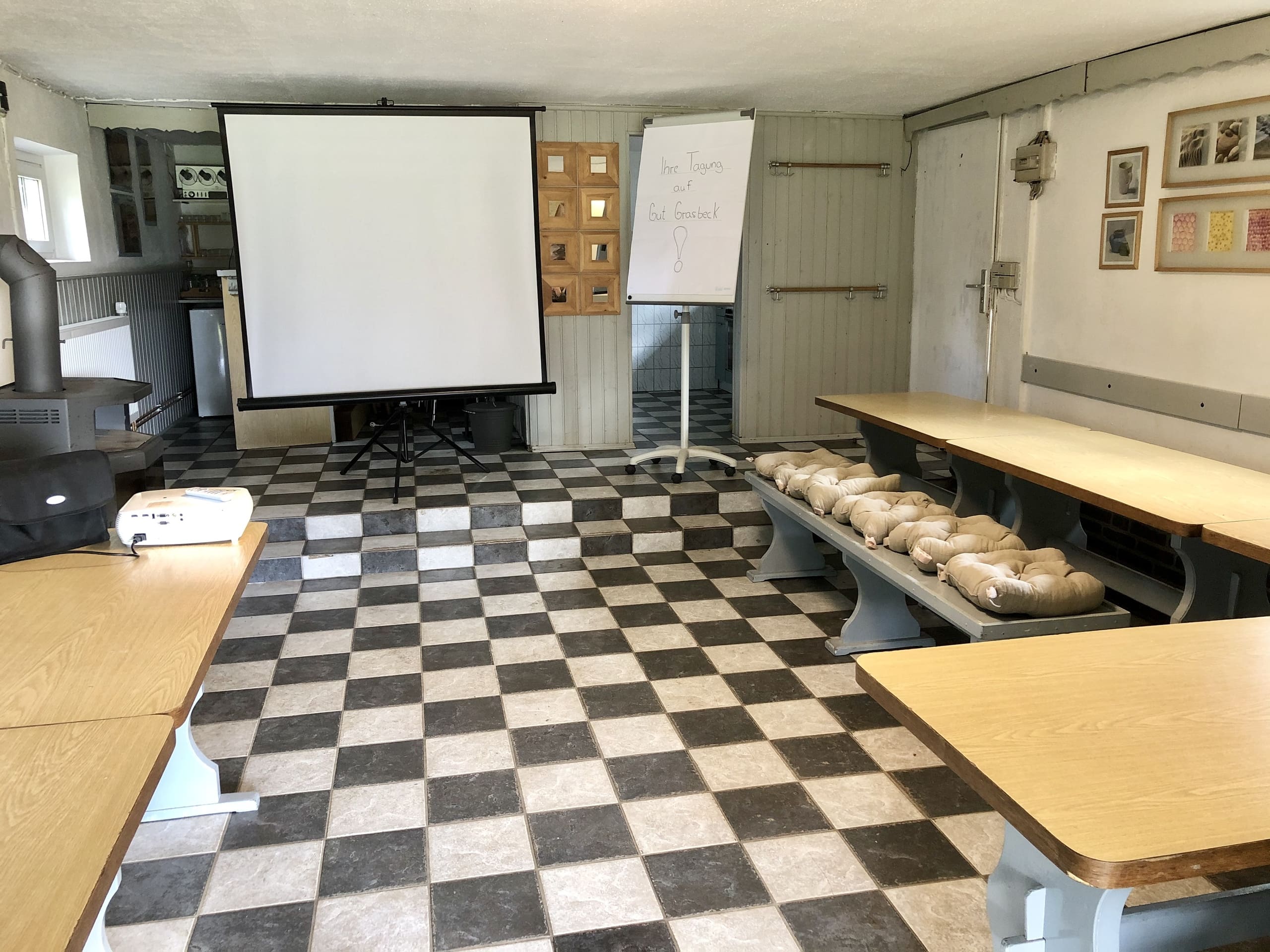 Tagungsraum mit Leinwand