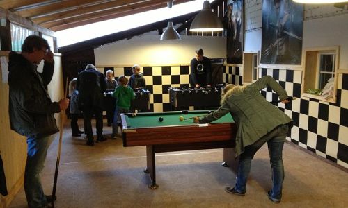 Billardtisch wird bespielt