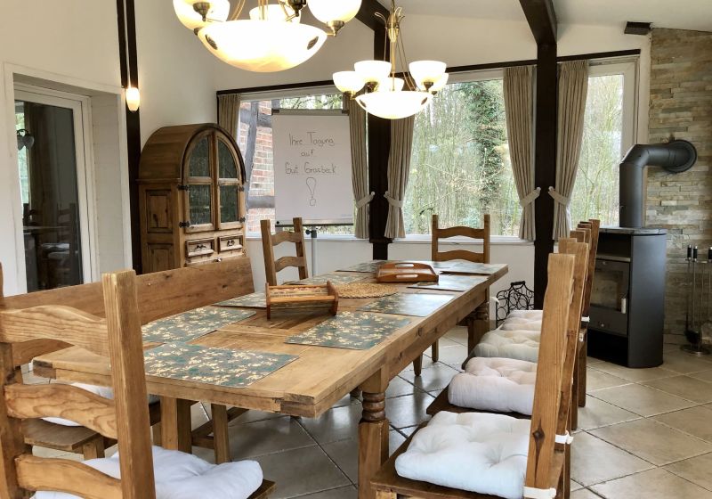 Holztisch als Tagungsmöglichkeit