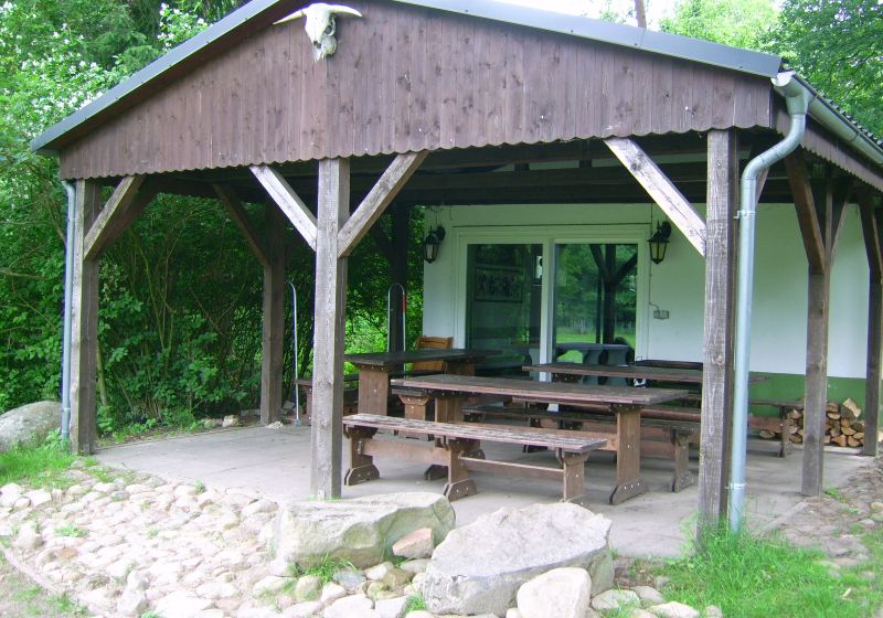 Aufenthaltsraum mit überdachter Terrasse