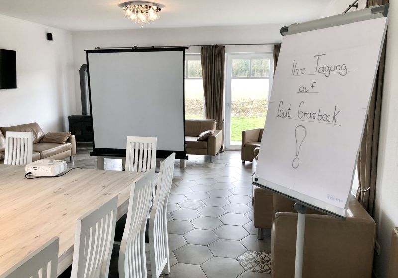 Tagungsbereich mit Whiteboard und Leinwand