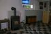 Raum mit Kaminofen und TV
