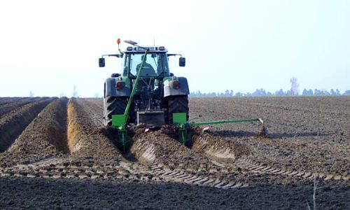 Treckerarbeiten auf rfisch gepflügtem Feld