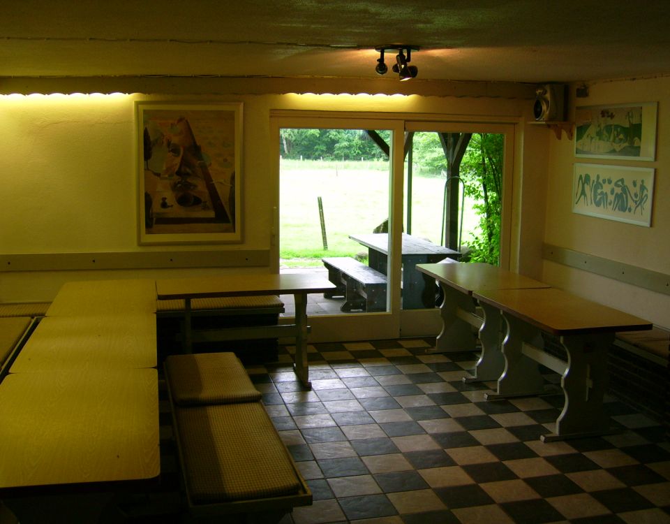 Sitzgelegenheiten mit Bänken und Tischen