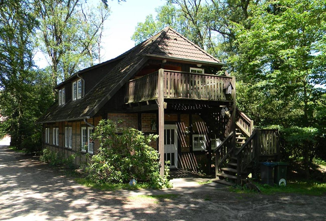 Backstein-Fachwerkhaus mit Treppe zu Balkon im ersten Obergeschoss