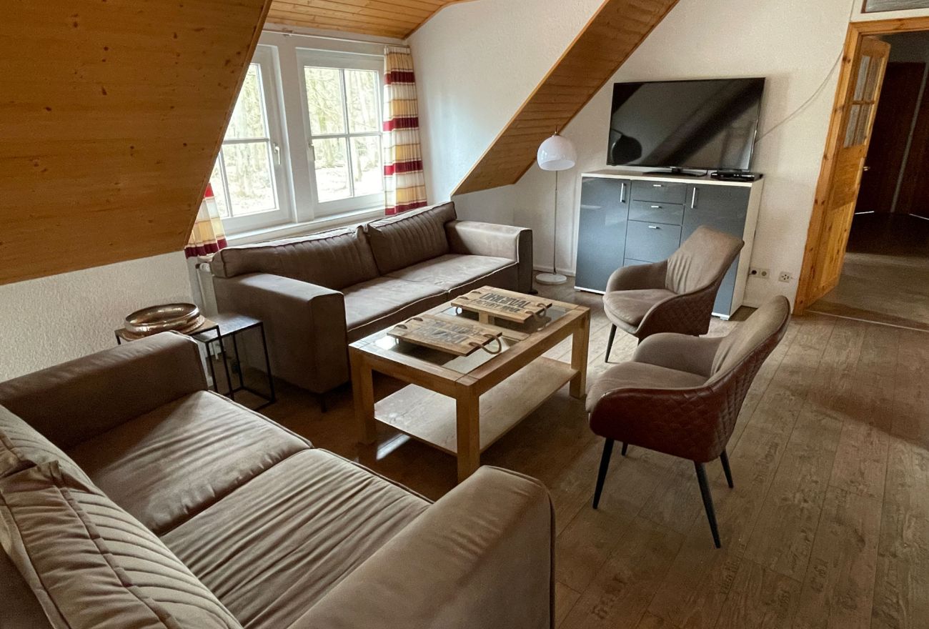Wohnzimmer in einer Dachgeschosswohnung mit gemütlichen Sitzmöbeln