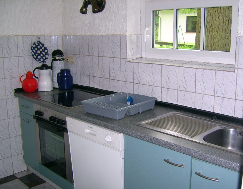 Küchenzeile mit Spüle im Aufenthaltsraum