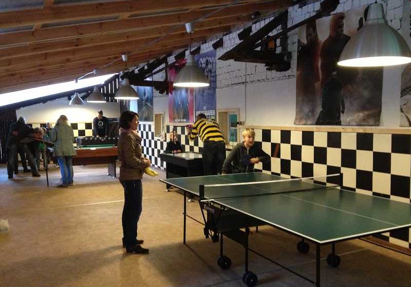 Tischtennisplatte und Billardtisch in der Allwetterscheune